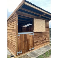 12x12 with top/bottom stable doors, wooden skids & an overhang