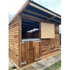 12x12 with top/bottom stable doors, wooden skids & an overhang